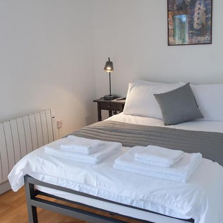 Cowbridge Cabins Екстериор снимка