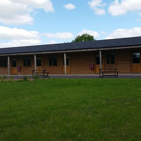 Cowbridge Cabins Екстериор снимка