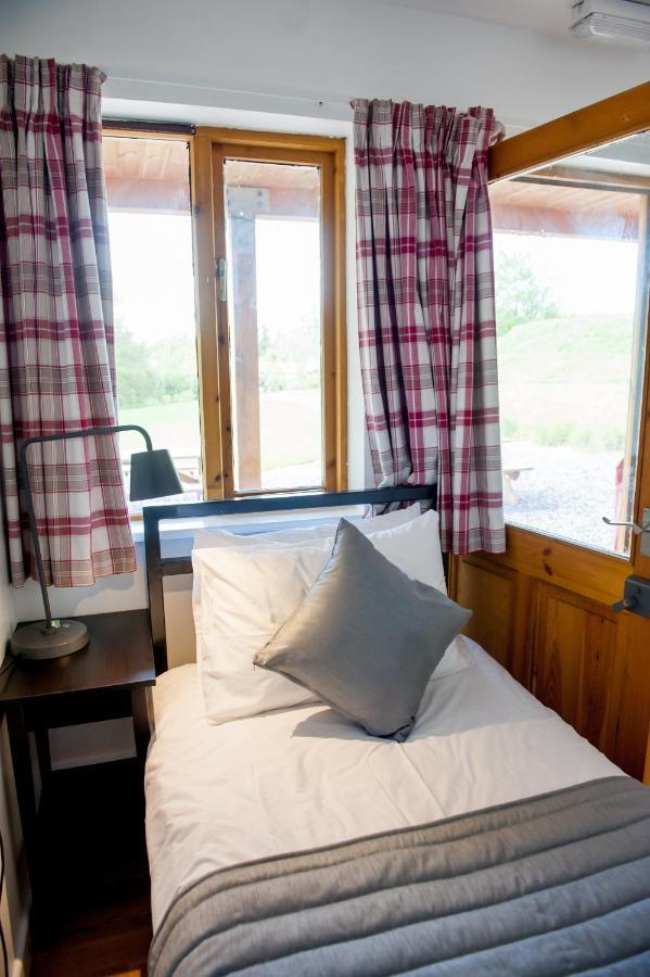Cowbridge Cabins Екстериор снимка
