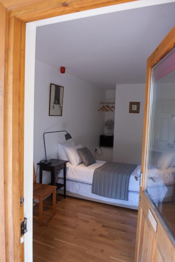 Cowbridge Cabins Екстериор снимка