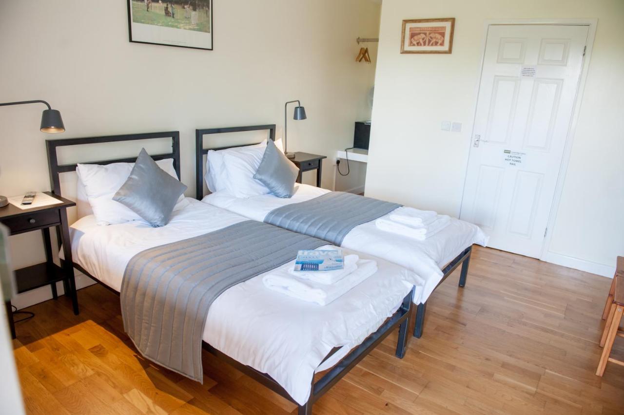 Cowbridge Cabins Екстериор снимка